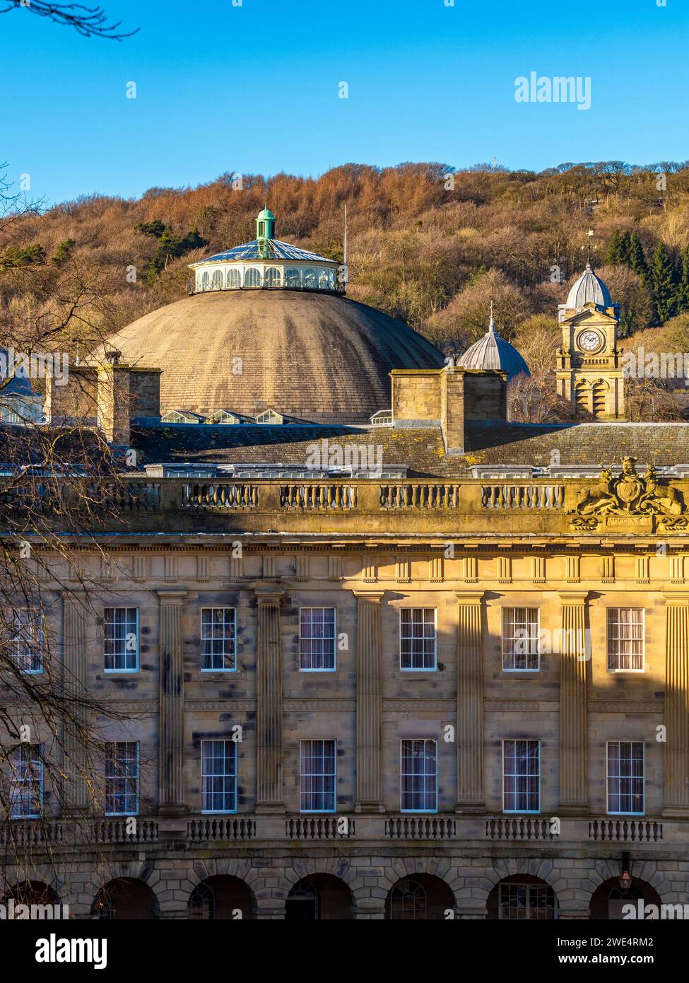 Der Crescent mit dem Devonshire Dome und dem Peak District in der Ferne. Buxton. Derbyshire. UK Stockfoto