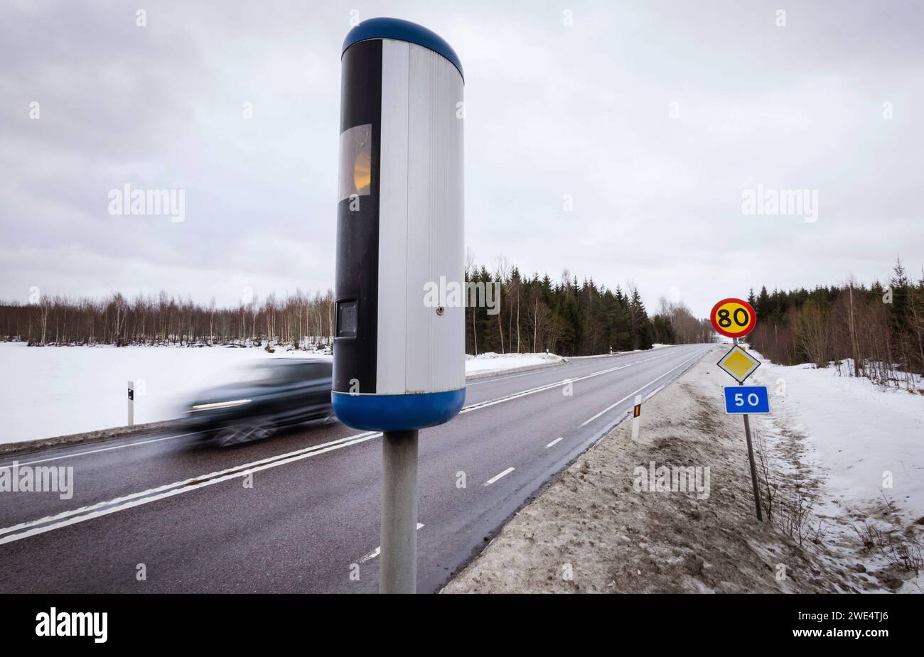 Radarkameras (Verkehrssicherheitskameras) auf der Riksväg 50, nördlich von Motala, Schweden. Stockfoto