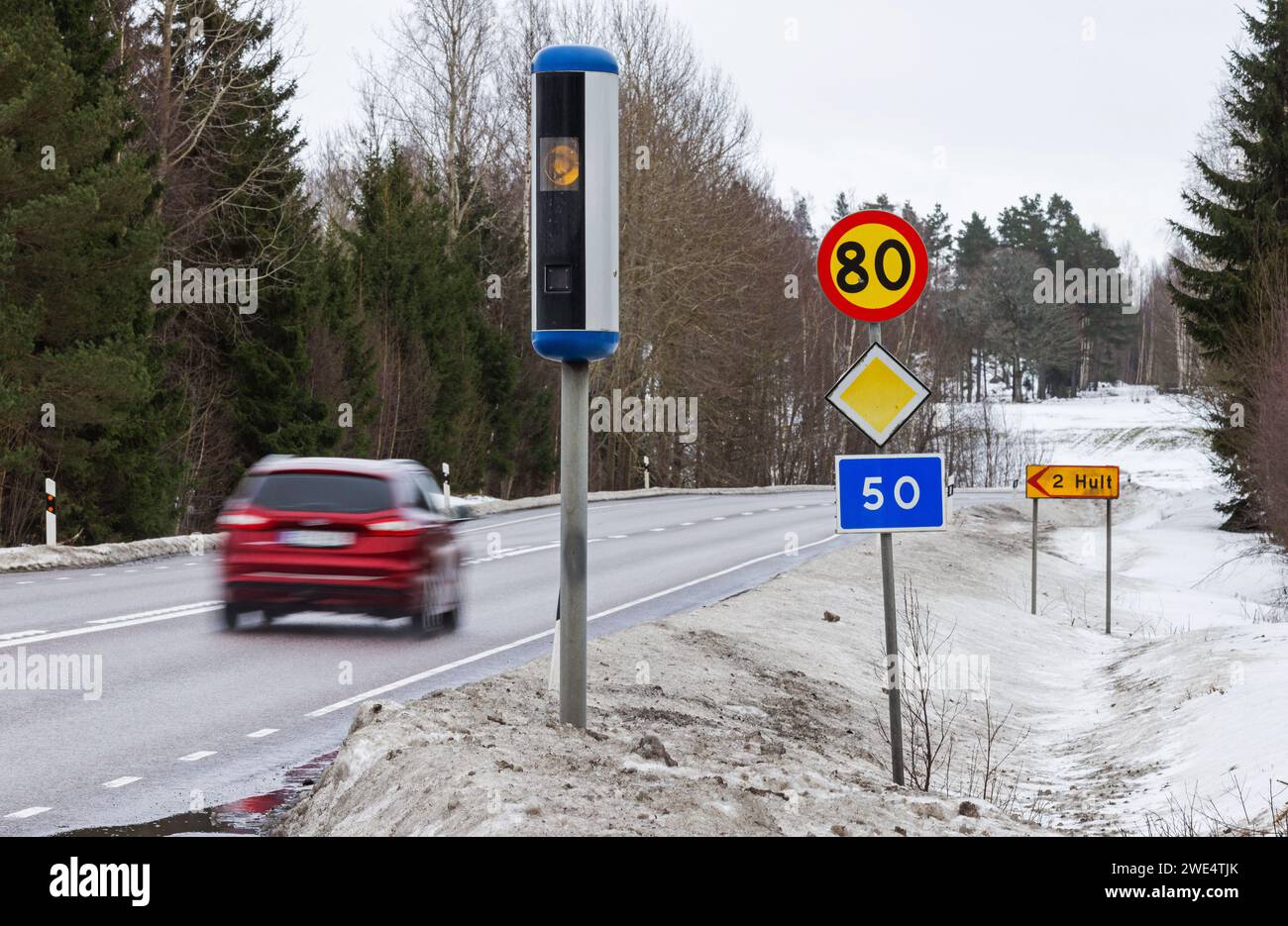 Radarkameras (Verkehrssicherheitskameras) auf der Riksväg 50, nördlich von Motala, Schweden. Stockfoto