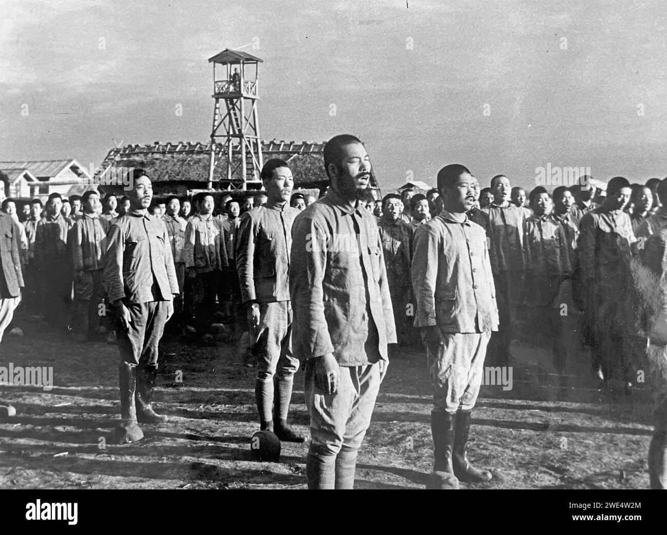 CHINESISCH-JAPANISCHER KRIEG 1937-1945 Japanische Truppen in der Mandschurei begrüßen die aufgehende Sonne um 1940 Stockfoto