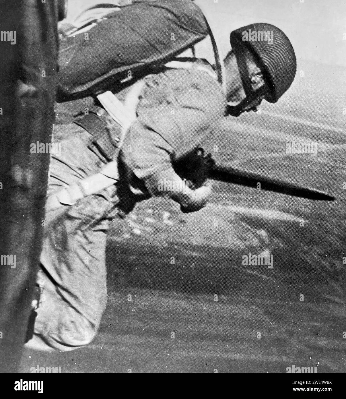 FALLSCHIRMJÄGER Unbekannter englischer Fallschirmjäger wahrscheinlich auf einem Trainingsnetzwerk um 1941 Stockfoto