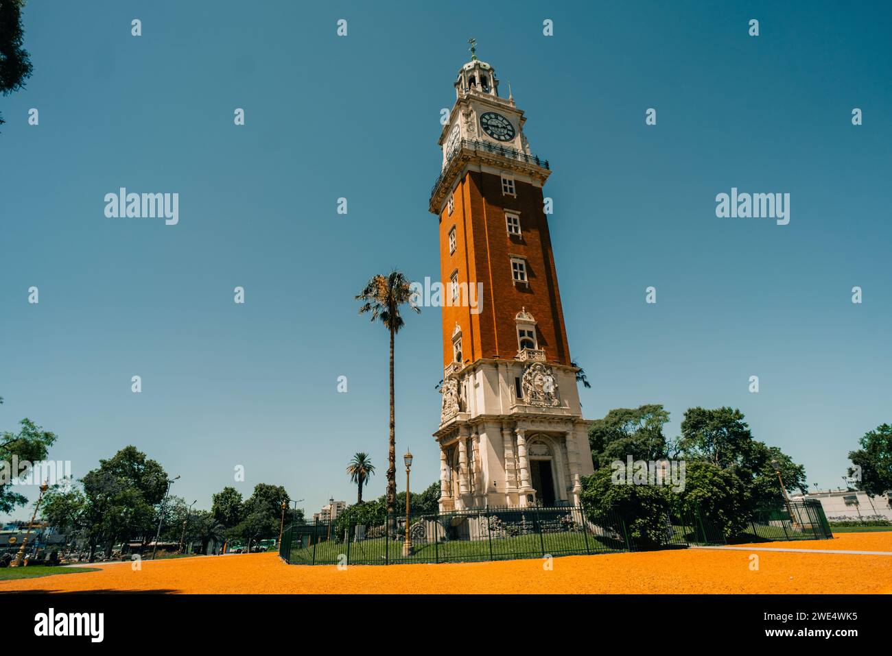 Torre Monumental oder Torre de los Ingleses, Turm der Engländer in Buenos Aires, Argentinien - 2. dezember 2023. Hochwertige Fotos Stockfoto