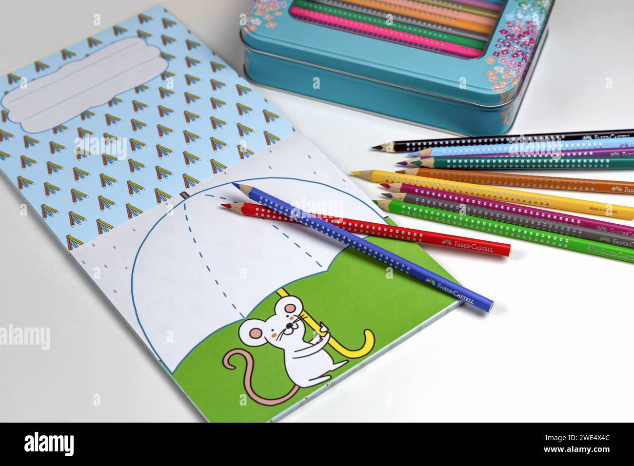 Farbstifte zum Zeichnen verschiedener Farben und Malbuch für Kinder. Stockfoto