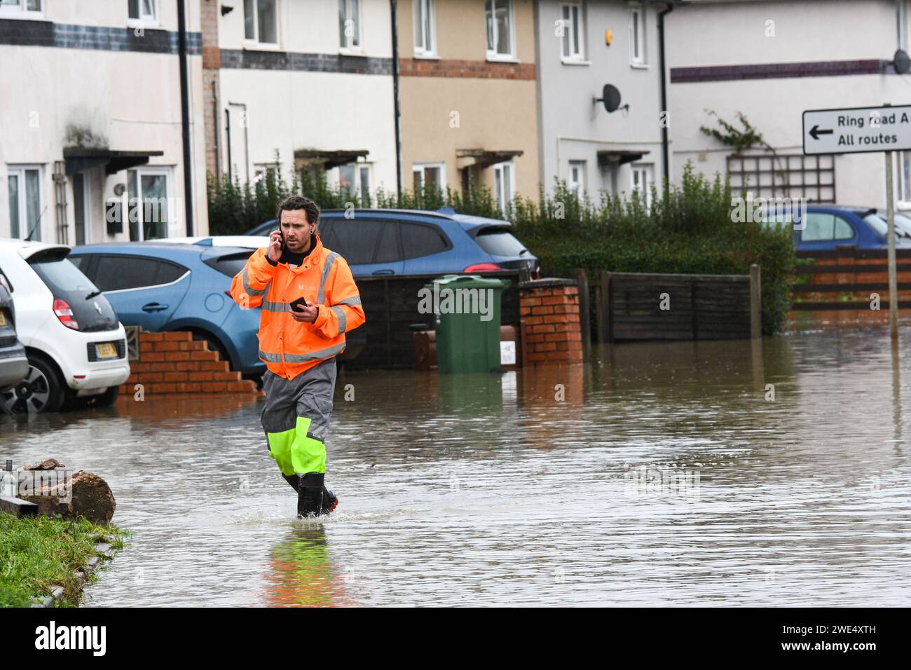 Mann, der durch das Hochwasser in der belton Road nach Sturm henk weht Stockfoto