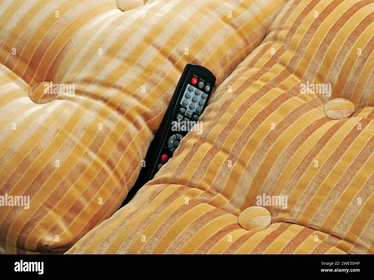 Fernbedienung zwischen Sofakissen eingeklemmt Stockfoto