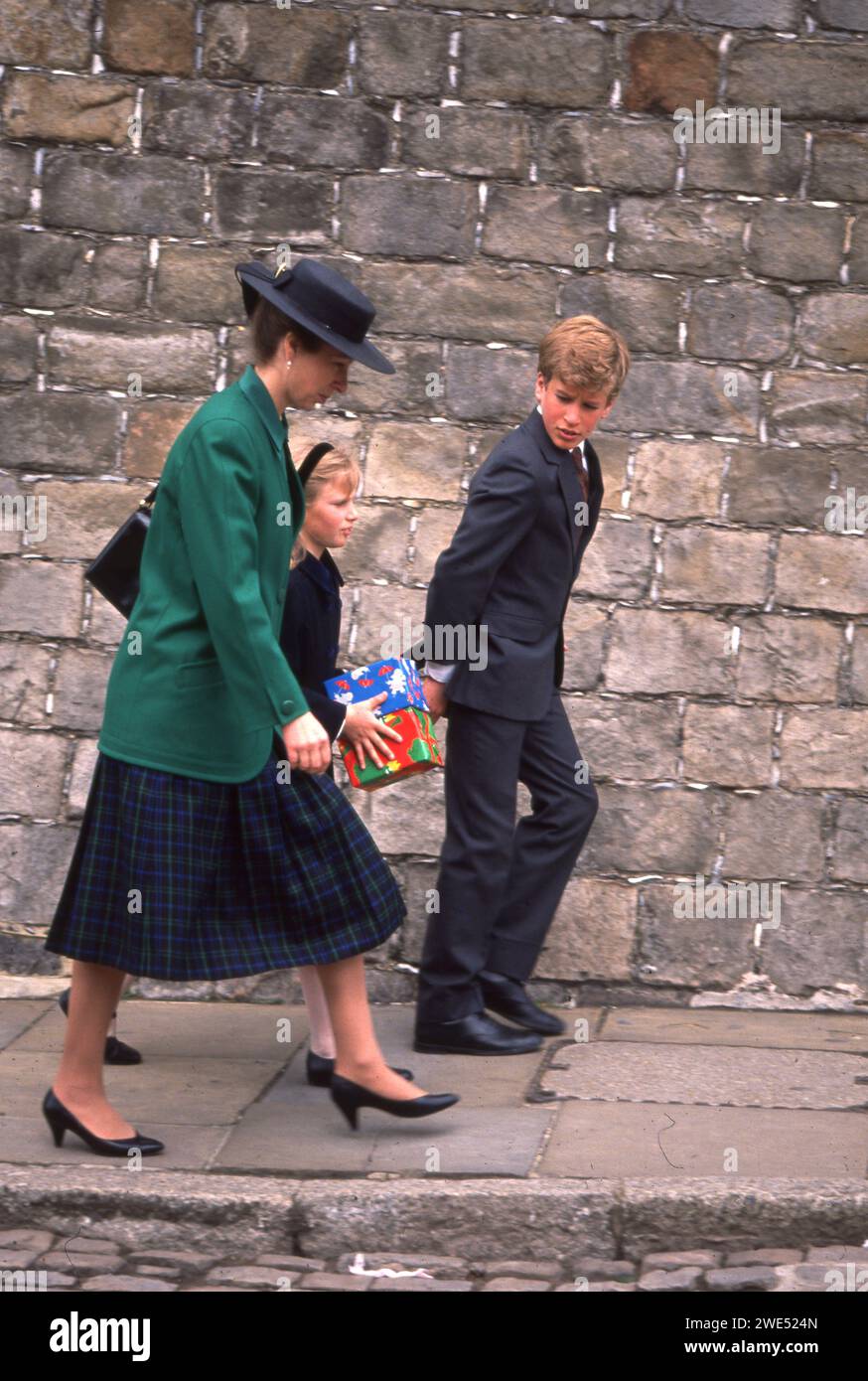 Prinzessin Anne mit ihren Kindern Zara & Peter Phillips, Ostergottesdienst am 15. April 1990 Foto aus dem Henshaw-Archiv Stockfoto