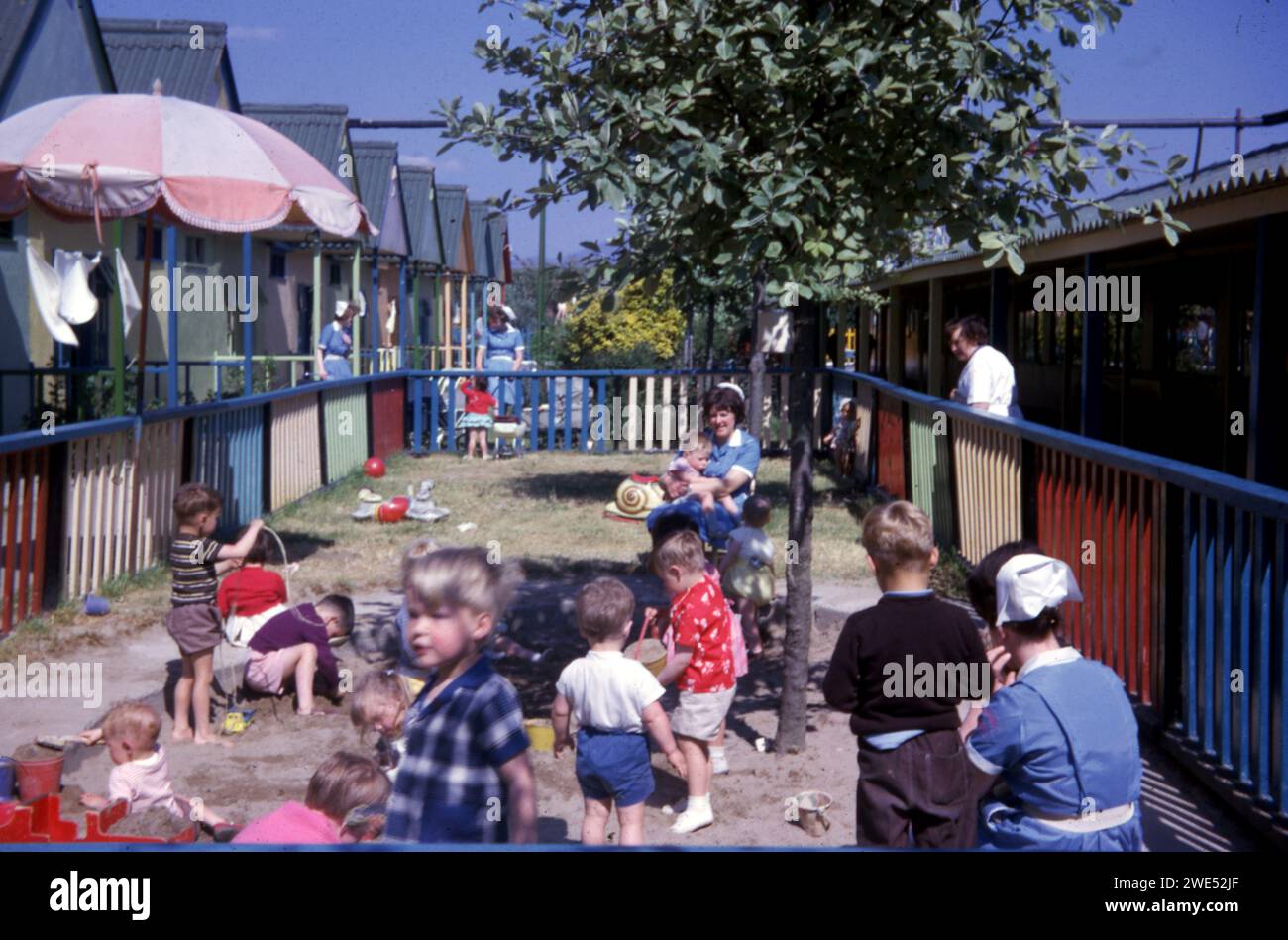 Abgezäunter Kinderspielbereich mit Pflegepersonal in Uniform in Butlins, Bognor Regis, Juni 1963 Bild vom Henshaw Archiv Stockfoto