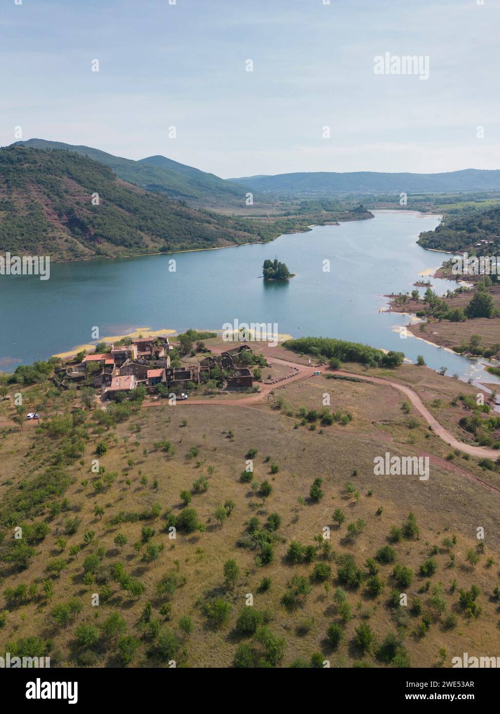 Blick aus der Vogelperspektive auf den Lac du Salagou - Salagou-See, in der Nähe von Celles, Clermont l'Hérault. Hérault, Frankreich Stockfoto