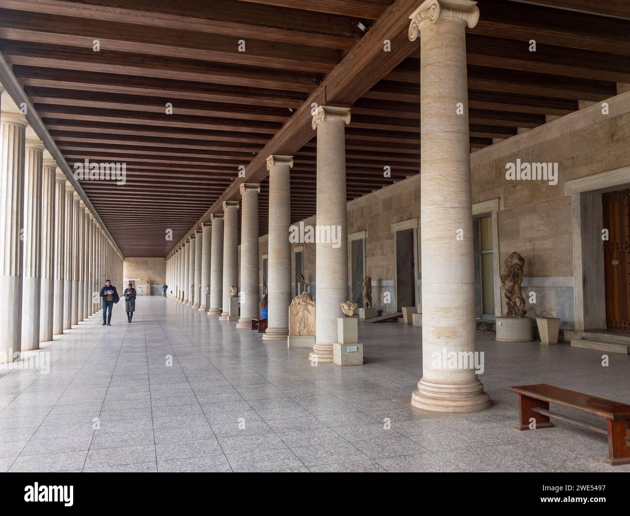 ATHEN, GRIECHENLAND - 4. FEBRUAR 2019: STOA des Attalos-Gebäudes im antiken Agora, Athen, Griechenland mit Touristen Stockfoto