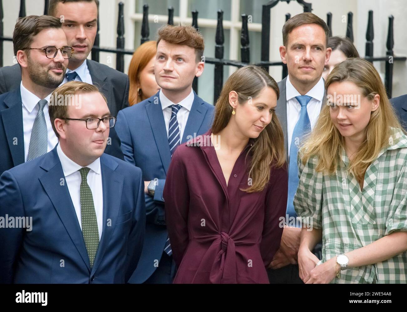 Liz Truss's Special Advisers in Downing Street hält an dem Tag ihre erste Rede als Premierministerin. September 2022. Von links nach rechts: Oliver Leggard, M. Stockfoto