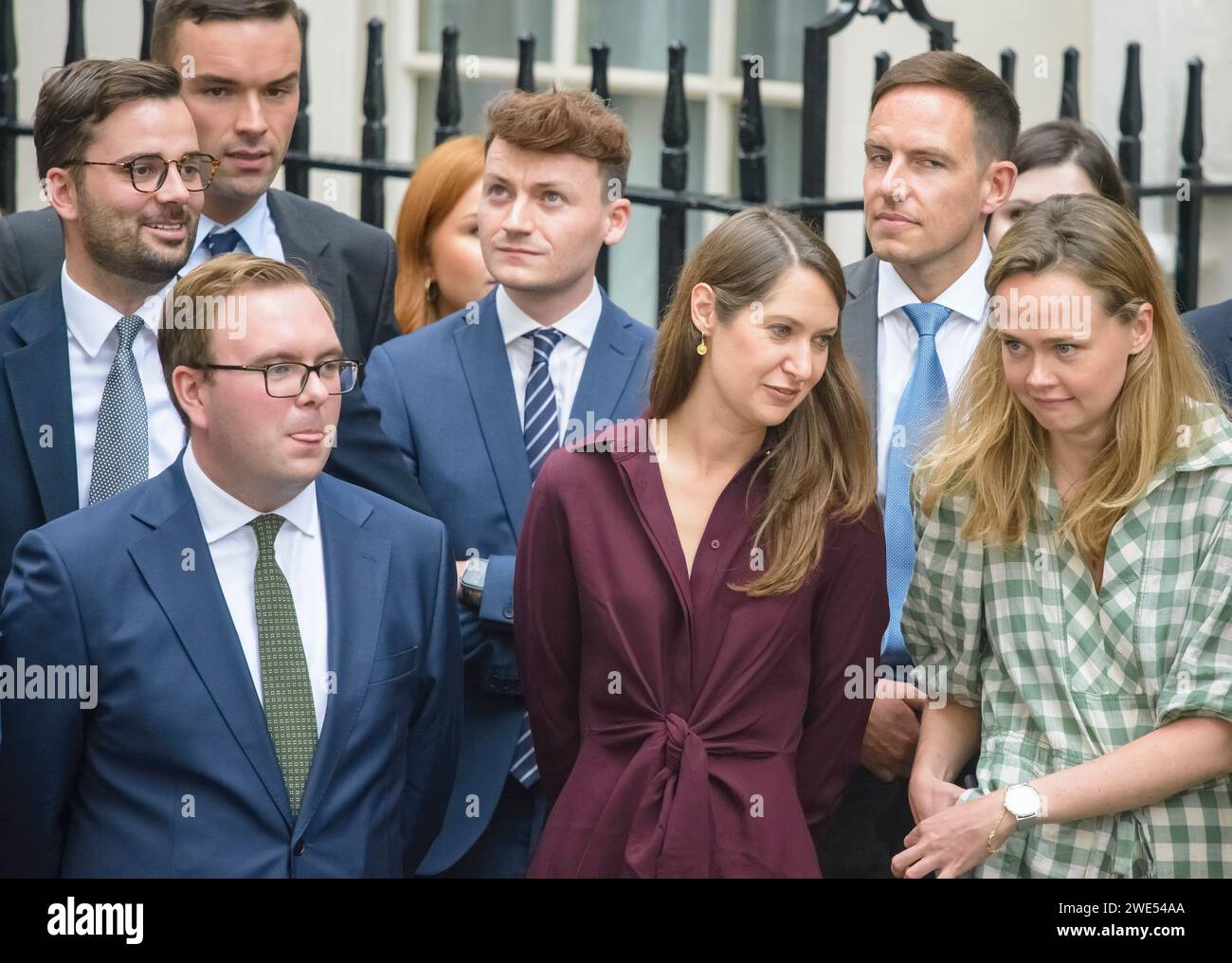 Liz Truss's Special Advisers in Downing Street hält an dem Tag ihre erste Rede als Premierministerin. September 2022. Von links nach rechts: Oliver Leggard, M. Stockfoto