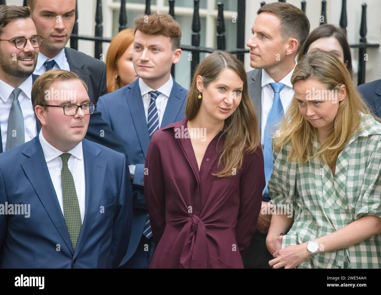 Liz Truss's Special Advisers in Downing Street hält an dem Tag ihre erste Rede als Premierministerin. September 2022. Von links nach rechts: Oliver Leggard, M. Stockfoto