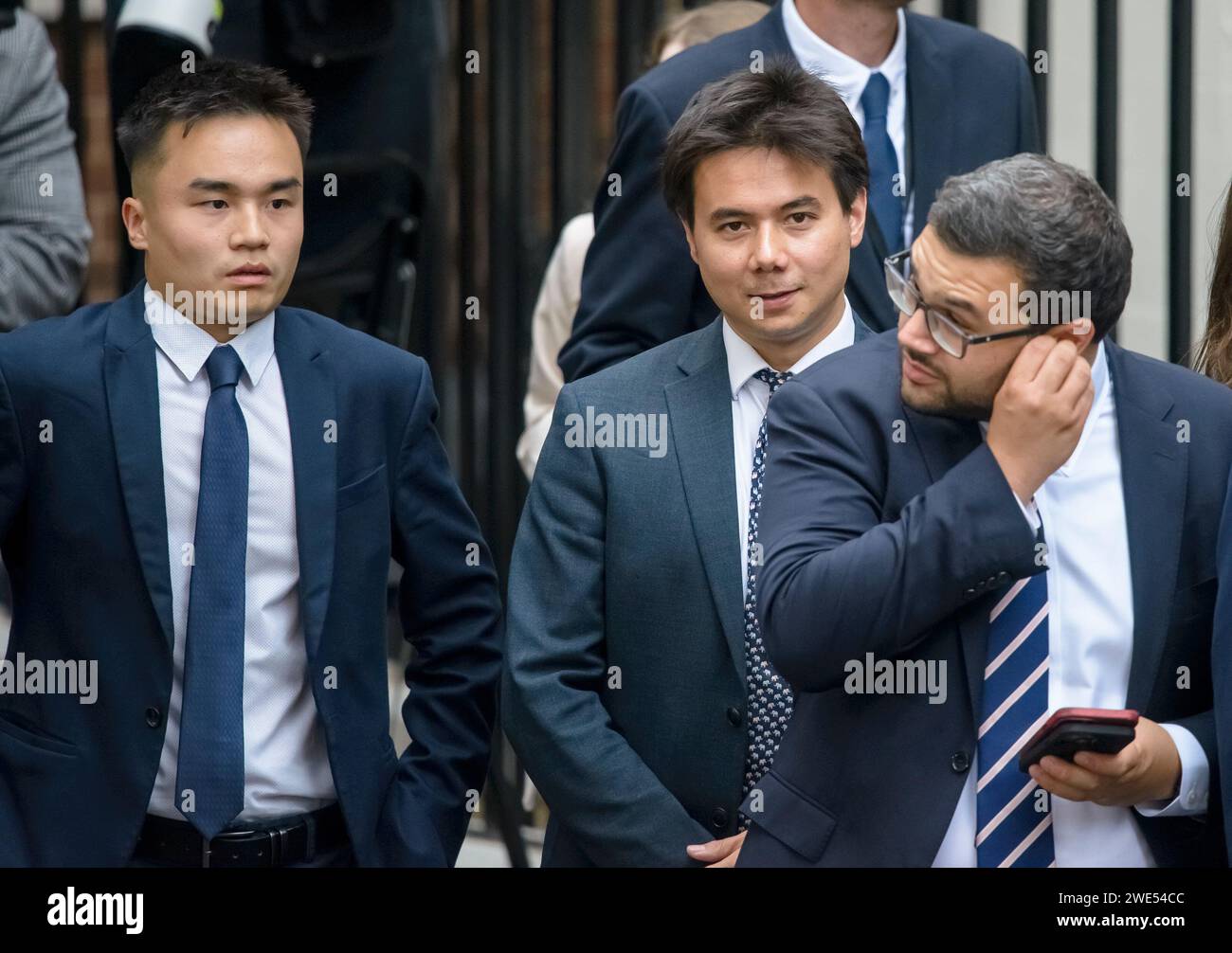 Andrew Wong (digitaler Berater) Hugh Bennett (Brexit-Berater) und Jason Stein (politischer Berater) – in der Downing Street an dem Tag, an dem Liz Truss sie macht Stockfoto
