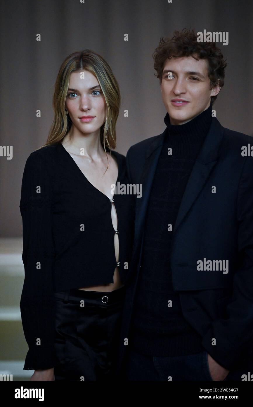 © franck castel/MAXPPP - 22/01/2024 Chanel Front Row Paris Fashion Week Haute Couture Spring Summer 2024 PARIS, FRANKREICH 23. JANUAR Aliocha Schneider und Charlotte Cardin besuchen die Chanel Haute Couture Spring.Summer 2024 Show im Rahmen der Paris Fashion Week am 23. Januar 2024 in Paris, Frankreich Credit: MAXPPP/Alamy Live News Stockfoto