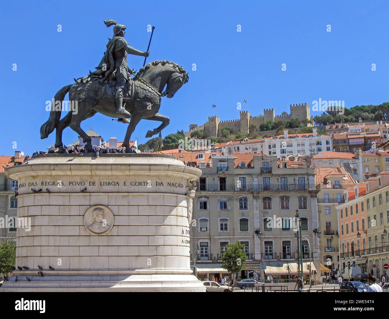 Platz Praca da Figueira im Stadtteil Baixa in Lissabon, Portugal. König Dom Joao I. Statue mit dem Schloss Sao Jorge auf dem Hügel Stockfoto