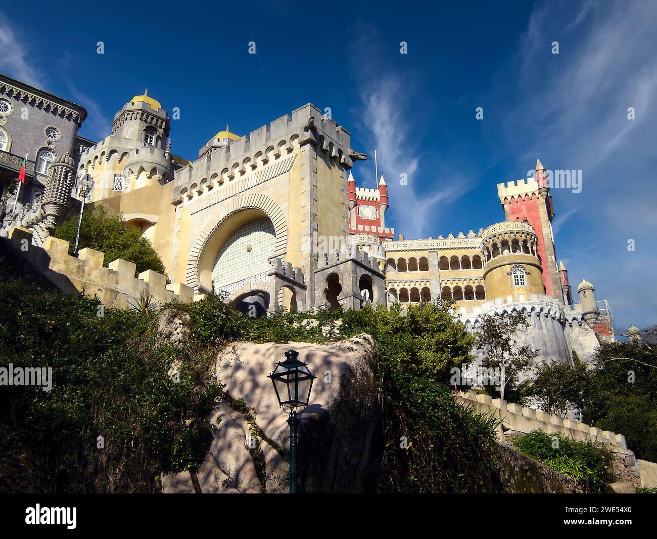 Sintra, Portugal - 4. Dezember 2023: Palacio Nacional da Pena Nationalpalast. Ein prächtiger königlicher Palast aus dem 19. Jahrhundert im romantischen Architekturstall Stockfoto