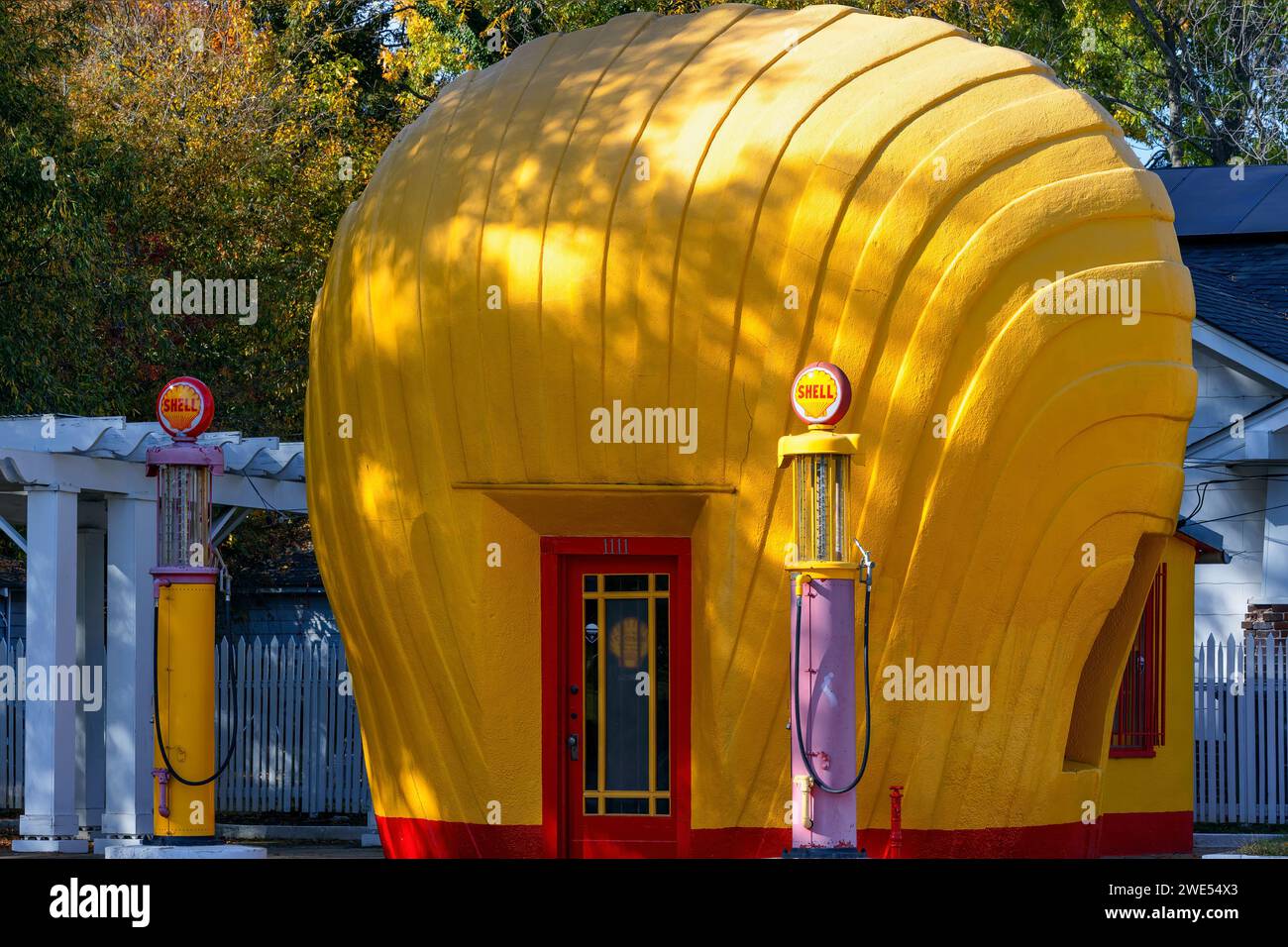 Winston - Salem, North Carolina, USA - 26. Oktober 2023: Diese historische Service Station wurde 1930 gebaut, um ihre Servietten in der Are zu vermarkten Stockfoto