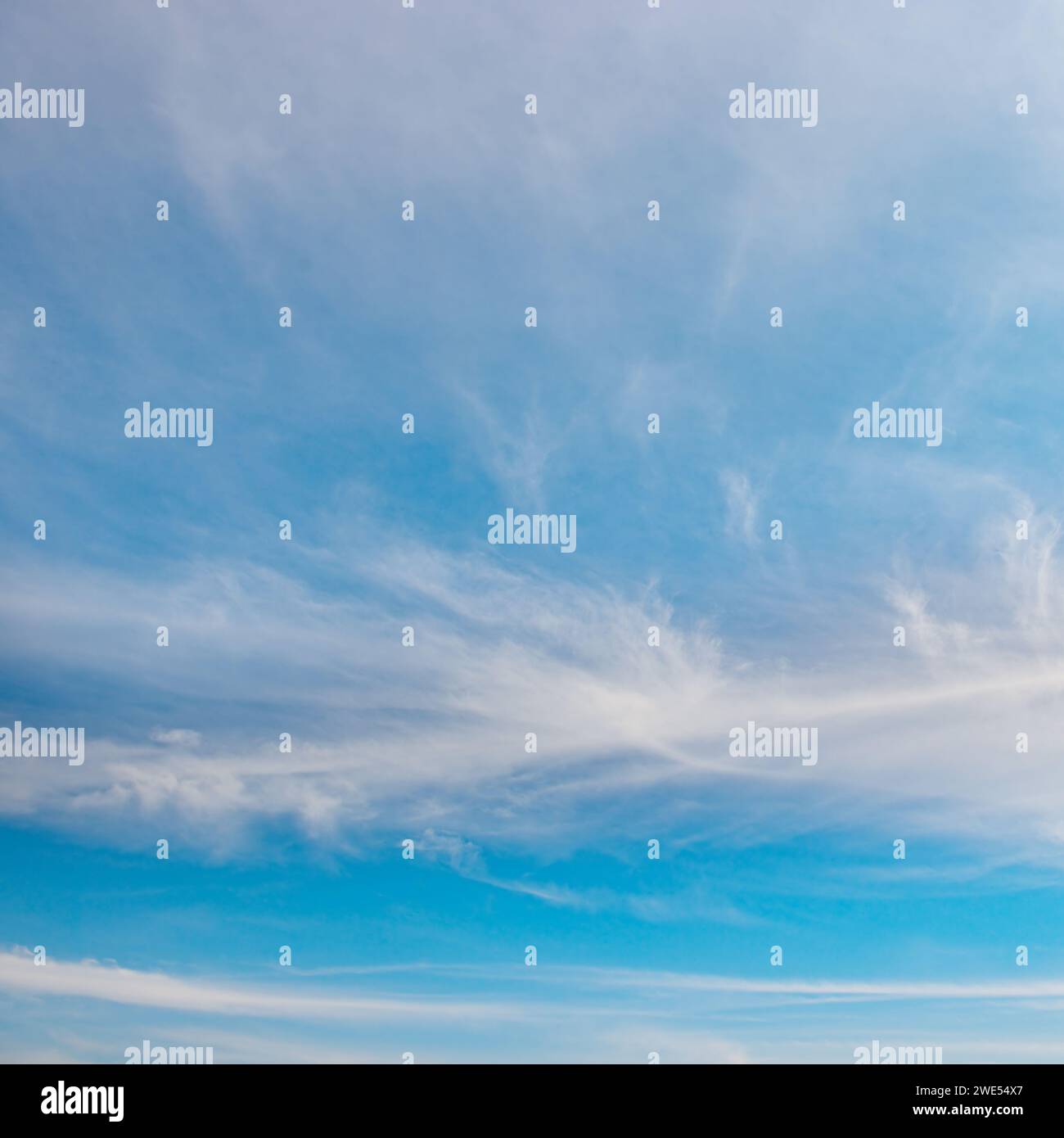 Schöne weiße flauschige Wolken auf hellblauem Himmel Hintergrund. Stockfoto