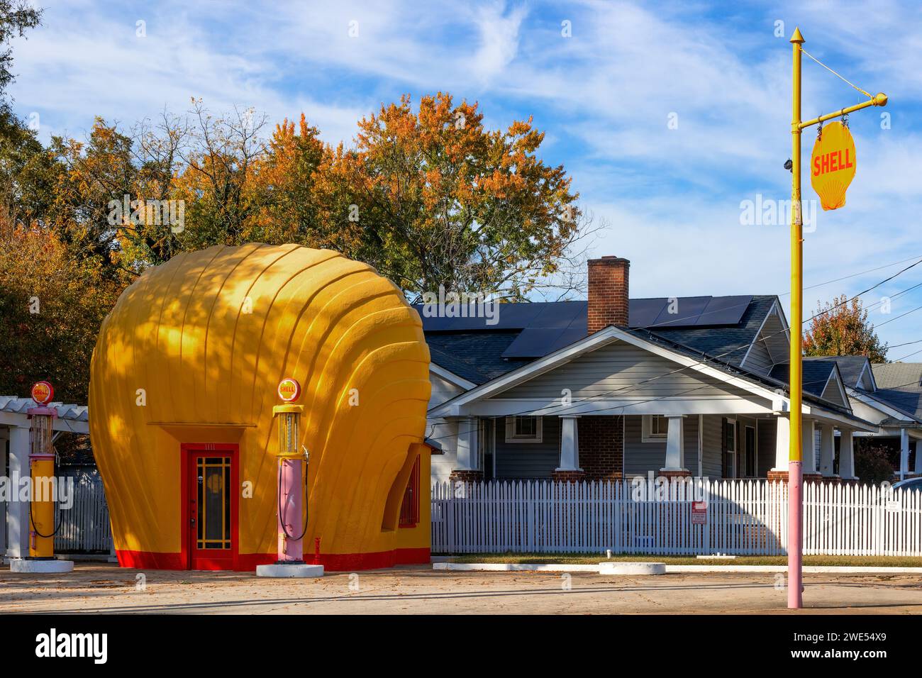 Winston - Salem, North Carolina, USA - 26. Oktober 2023: Diese historische Service Station wurde 1930 gebaut, um ihre Servietten in der Are zu vermarkten Stockfoto