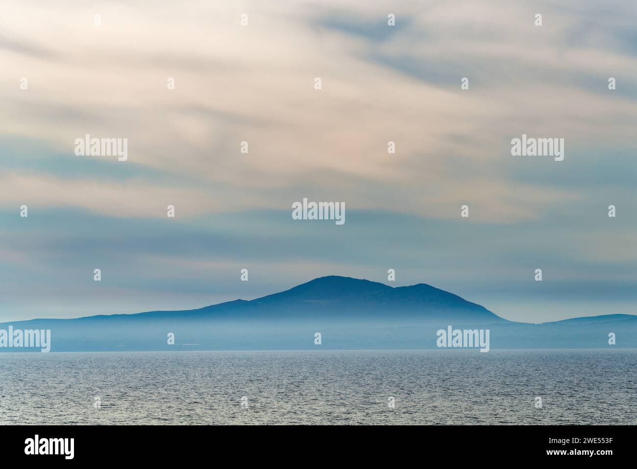 Großbritannien, Westwales, Shell Island Halbinsel, blauer Abendnebel Stockfoto