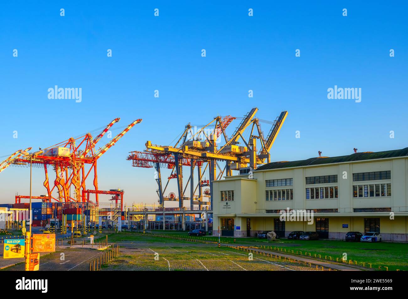 Lissabon, Portugal, Industriegüterkrane im Tejo Stockfoto