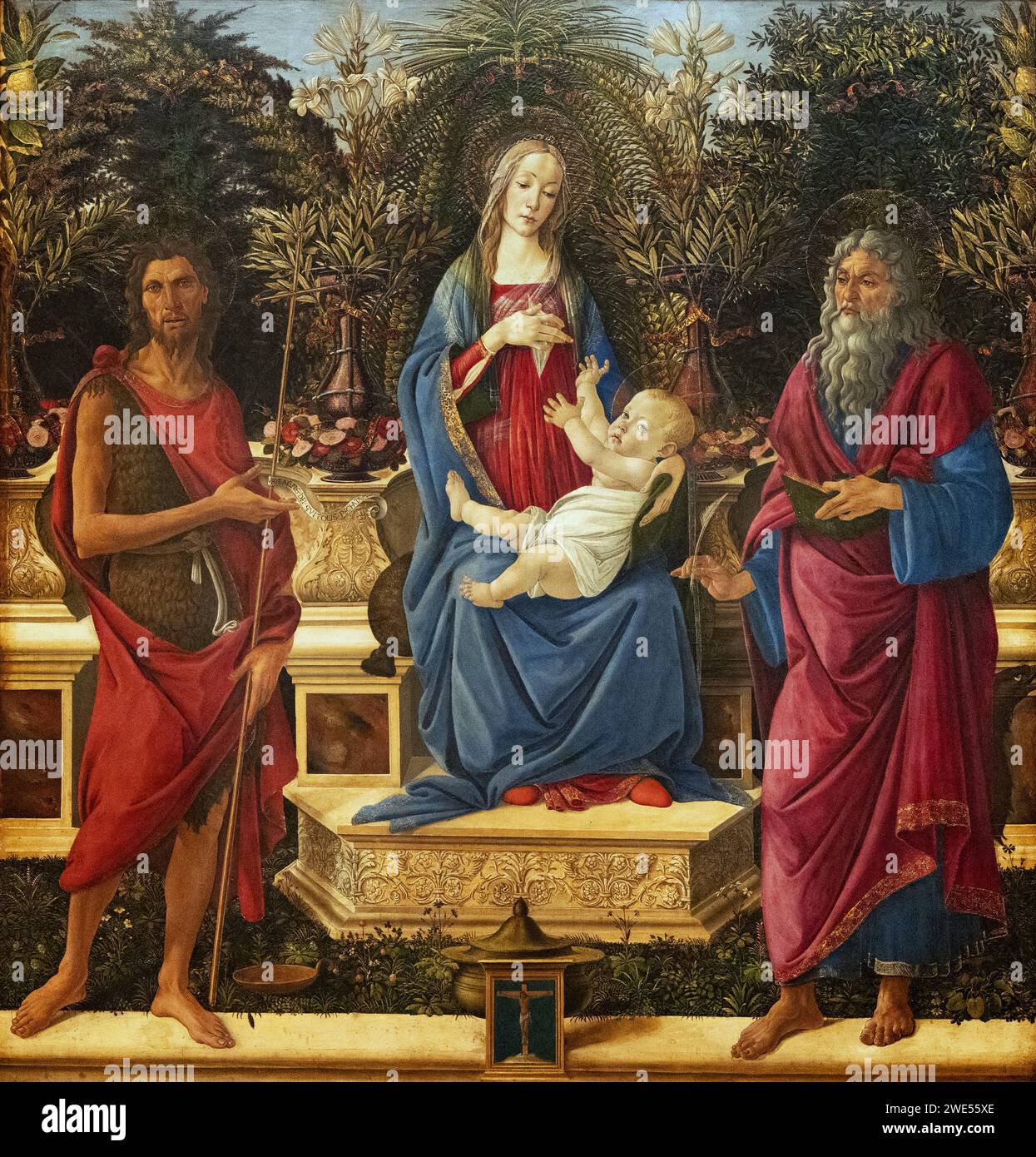Sandro Botticelli Gemälde: Maria thront mit dem Kind und den zwei Johns, ursprünglich aus dem Bardi-Altar um 1484; italienische Renaissance-Kunst. Stockfoto