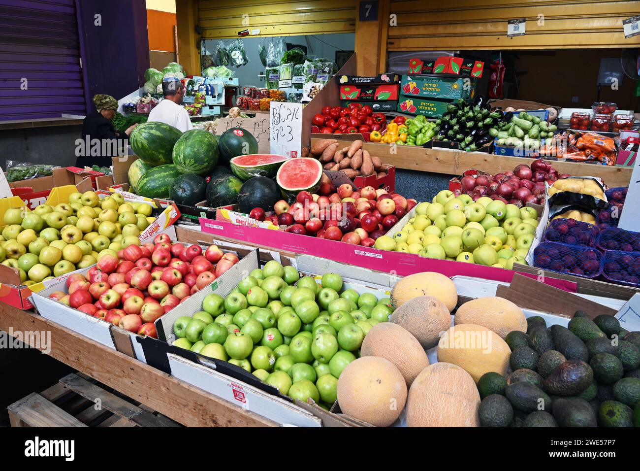 Gemüsehändler auf dem Markt in Hadera Stockfoto