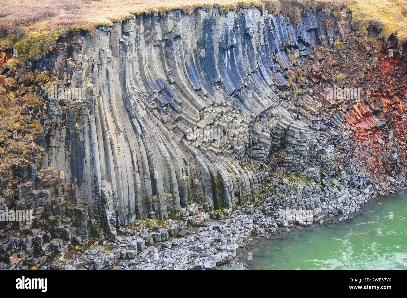 Basalt Rock Columns und Glacial River am Studlagil Canyon, Jokuldalur, East Iceland Stockfoto