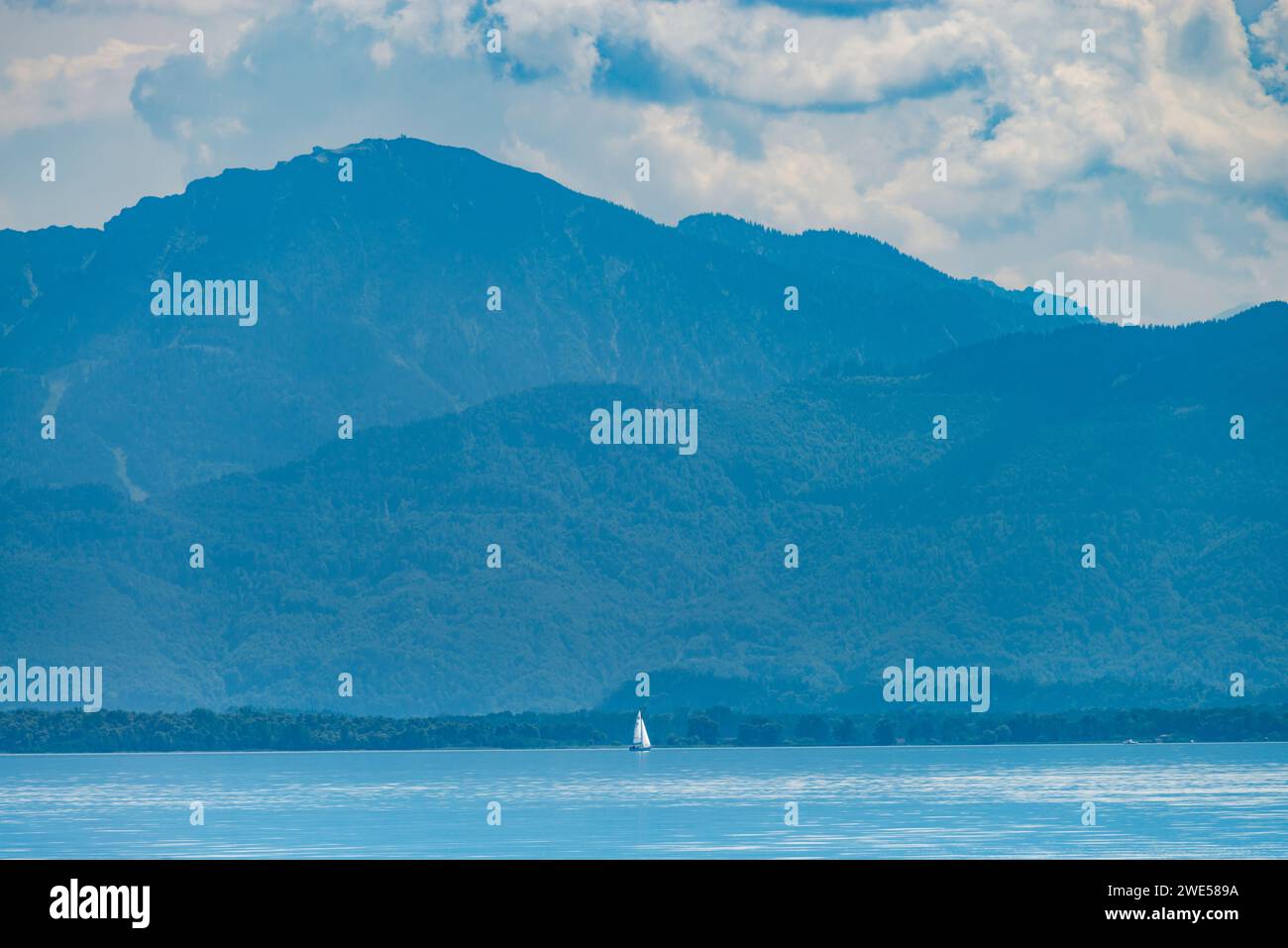 Chiemsee, hinter den Chiemgauer Alpen, Seebruck, Chiemgau, Bayern, Deutschland, Europa Stockfoto