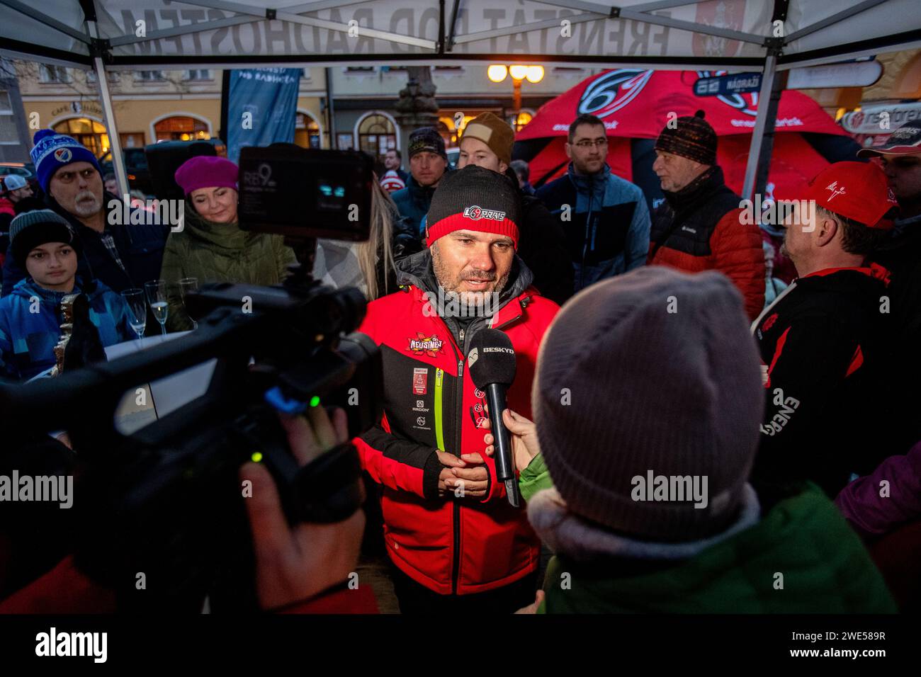 Frenstat Pod Radhostem, Tschechische Republik. Januar 2024. Der tschechische Truck Racer Ales Loprais während des Treffens mit Fans nach der Rückkehr von der Rallye Dakar, in Frenstat Pod Radhostem, 23. Januar 2024. Quelle: Vladimir Prycek/CTK Photo/Alamy Live News Stockfoto