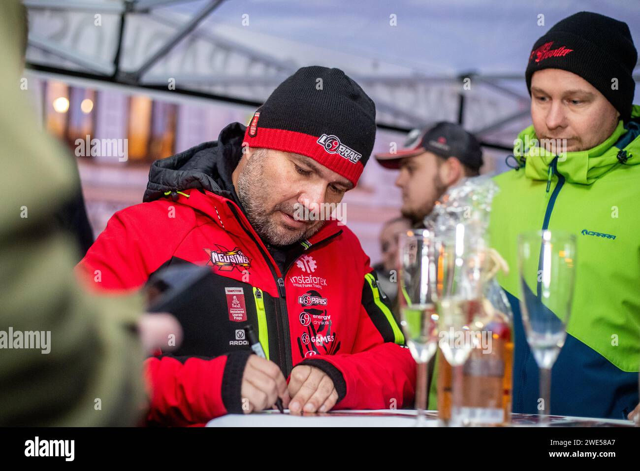 Frenstat Pod Radhostem, Tschechische Republik. Januar 2024. Der tschechische Truck Racer Ales Loprais während des Treffens mit Fans nach der Rückkehr von der Rallye Dakar, in Frenstat Pod Radhostem, 23. Januar 2024. Quelle: Vladimir Prycek/CTK Photo/Alamy Live News Stockfoto