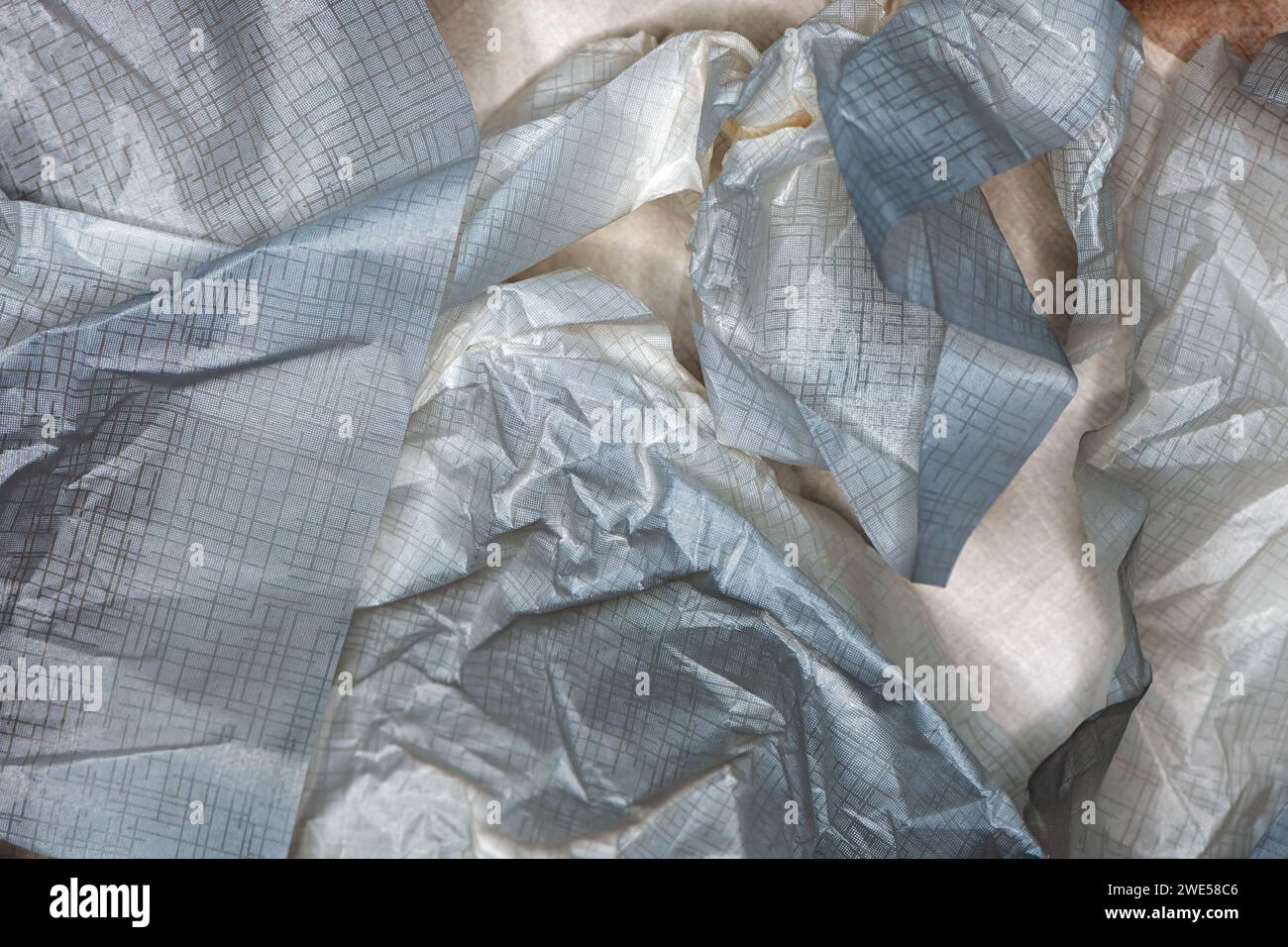Zerknittertes Geschenkpapier als Textur, Draufsicht Stockfoto
