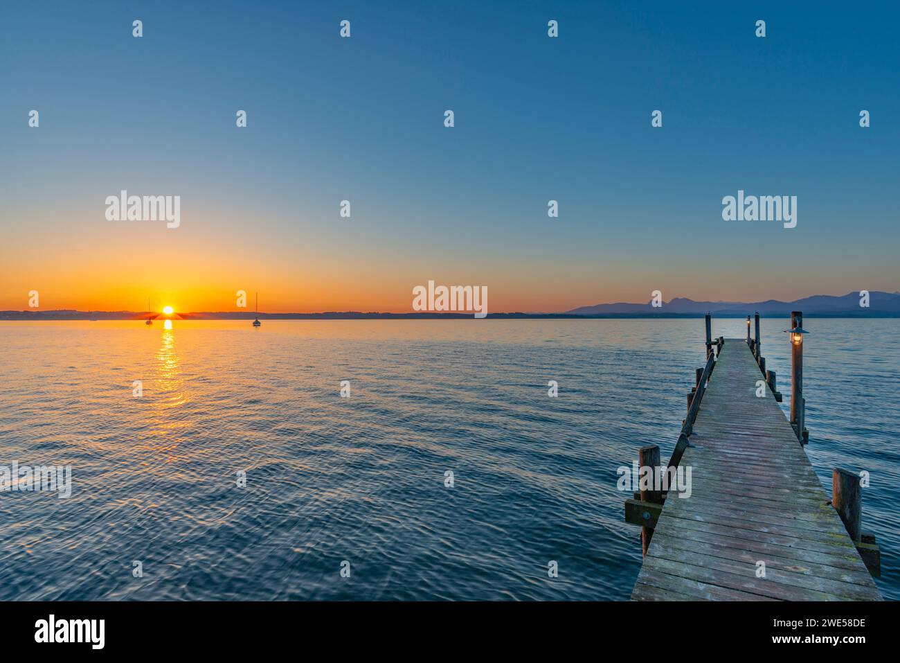 Sonnenaufgang, Fußgängerbrücke am Malerwinkel, Chiemsee, Chiemgau, Bayern, Deutschland, Europa Stockfoto