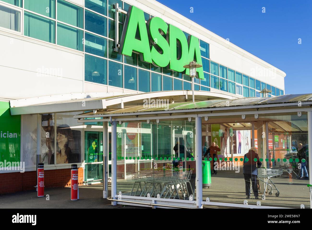 ASDA Store Asda Store Eingang Asda Logoschild uk Asda Supermarkt Derbyshire england uk gb europa Stockfoto