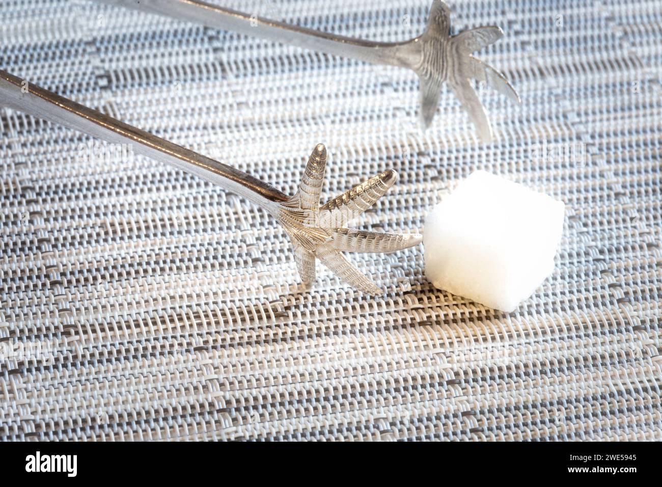 Sterling-Silberzangen werden in einem formellen Nachmittagstee mit Zuckerwürfeln verwendet Stockfoto