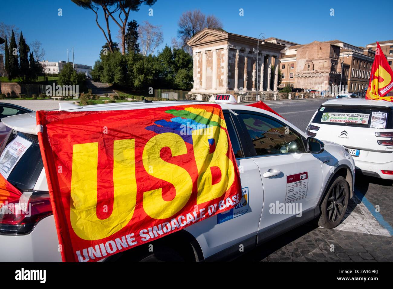 Rom, Rm, Italien. Januar 2024. Taxifahrer protestieren dagegen, dass die Verwaltung der Stadt Rom die Taxipreise nicht aktualisiert, da die Lebenshaltungskosten steigen und die Vorschriften von Fahrern, die ohne Taxischein arbeiten, missachtet werden. (Kreditbild: © Marco Di Gianvito/ZUMA Press Wire) NUR REDAKTIONELLE VERWENDUNG! Nicht für kommerzielle ZWECKE! Stockfoto