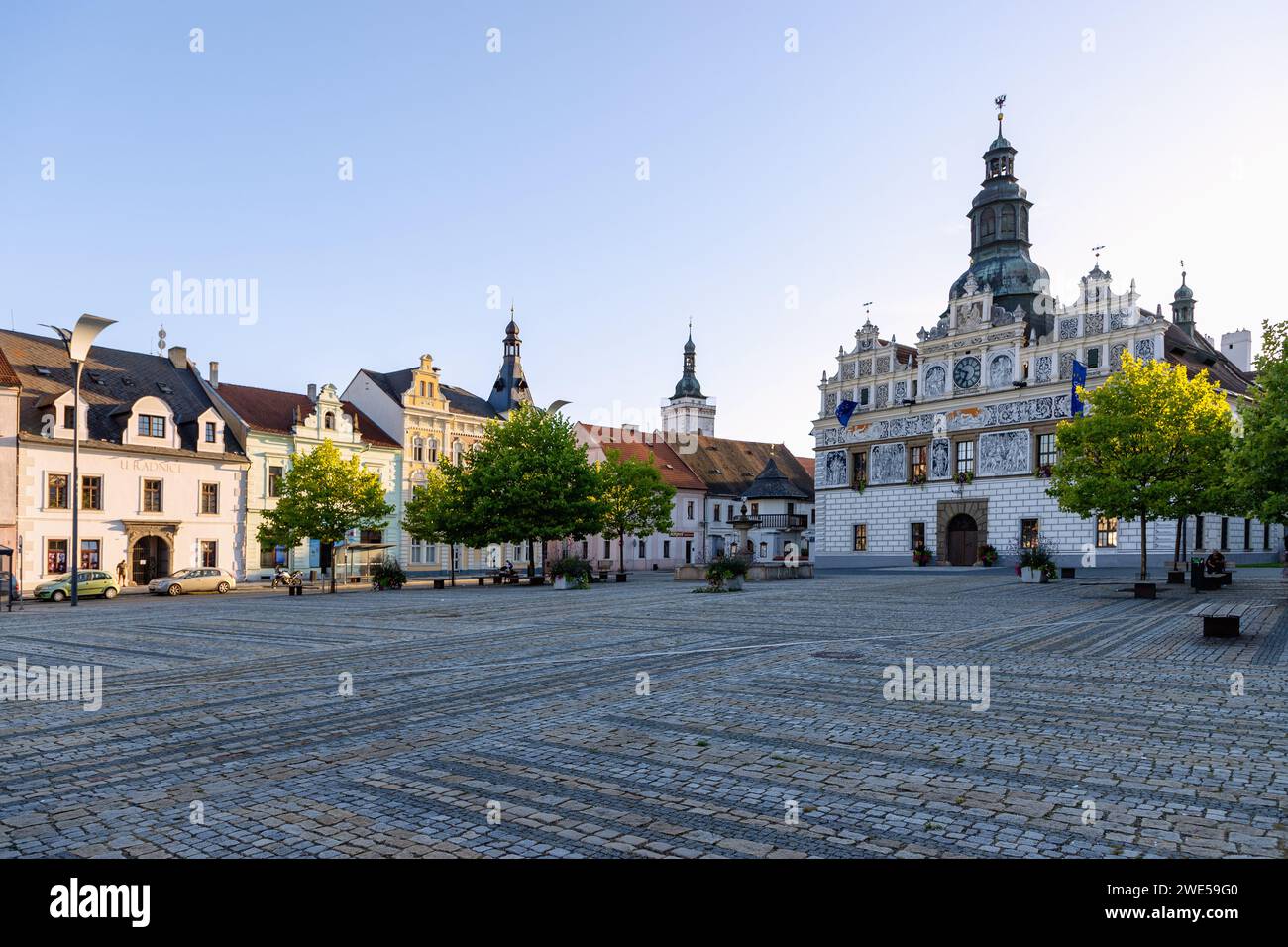 Marktplatz Masarykovo Náměstí mit Rathaus aus der Renaissance in Stříbro in Westböhmen in der Tschechischen Republik Stockfoto