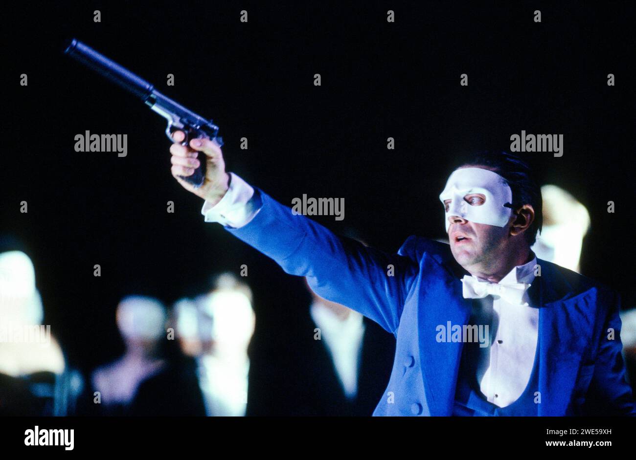 Jonathan Summers (Graf Anckarstrom) in Einem MASKENBALL an der English National Opera (ENO), London Coliseum, London WC2 14/09/1989 Musik: Giuseppe Verdi Libretto: Antonio Somma Dirigent: Mark Elder Design: David Fielding Beleuchtung: Wolfgang Gobbel Regie: David Alden Stockfoto