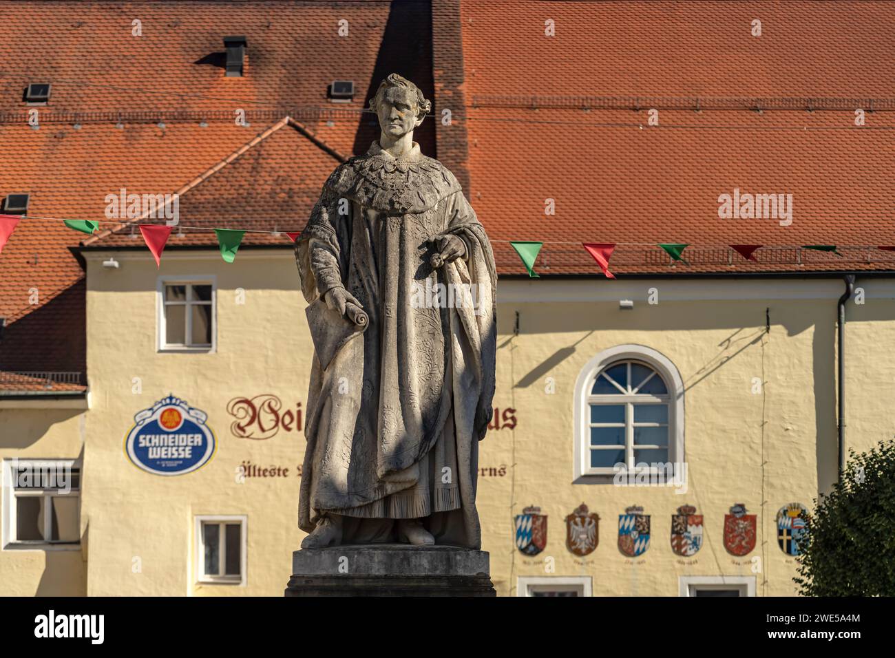 Denkmal für König Ludwig I. vor dem Weißen Brauhaus, der ältesten bestehenden Weizenbierbrauerei in Bayern, Kelheim, Niederbayern, Bayern, Deutschland Stockfoto