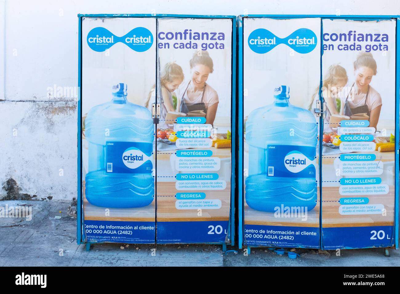 Die Privatisierung des Trinkwassers. Ein Schrank mit großen Wasserflaschen zum Verkauf vor einem Supermarkt in Merida Mexiko Stockfoto