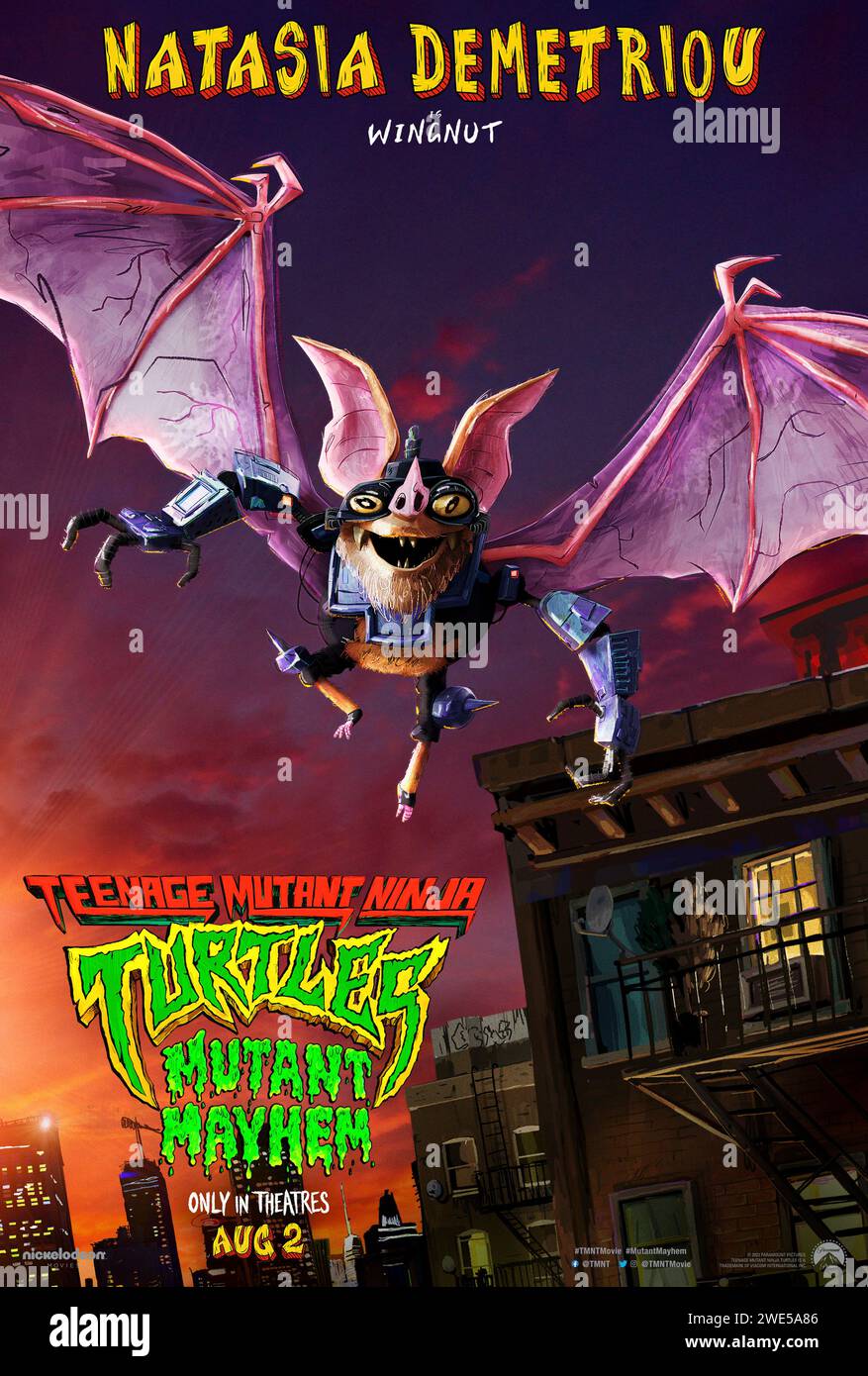 Teenage Mutant Ninja Turtles: Mutant Mayhem (2023) unter der Regie von Raine Allen-Miller mit Natasia Demetriou als Wingnut in dieser stilvollen Animation. Poster mit US-Zeichen ***NUR FÜR REDAKTIONELLE ZWECKE***. Quelle: BFA / Paramount Pictures Stockfoto