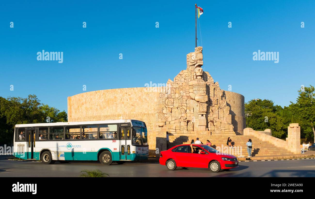 Verkehr vor dem Vaterlanddenkmal (1956) des kolumbianischen Bildhauers Romulo Rozo Pena auf der berühmten Avenue Paseo de Montejo, Merida, Mexiko Stockfoto