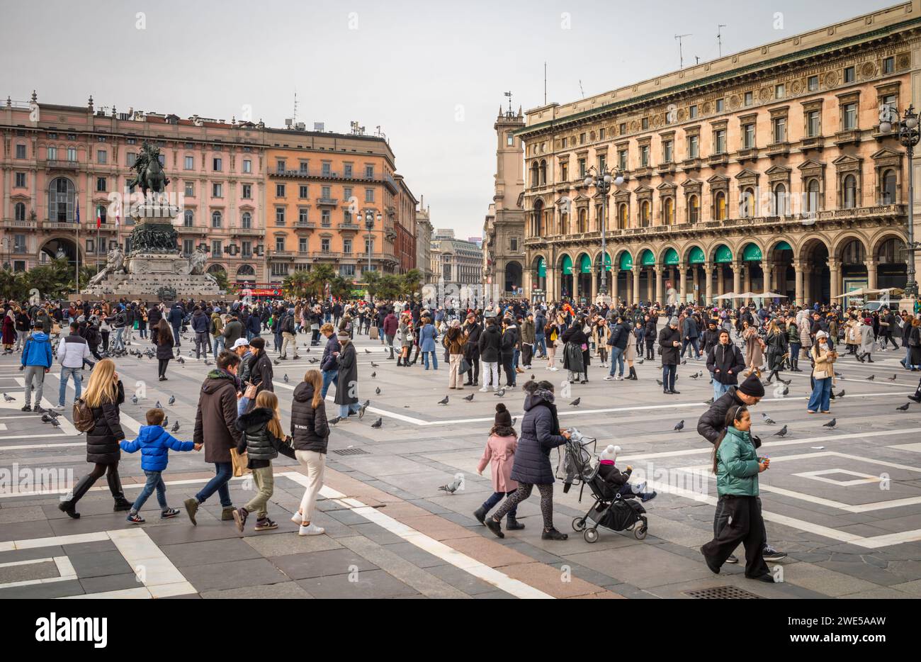 Familien und Touristen drängen sich auf den Domplatz vor dem Dom oder der Kathedrale von Mailand, Italien. Stockfoto