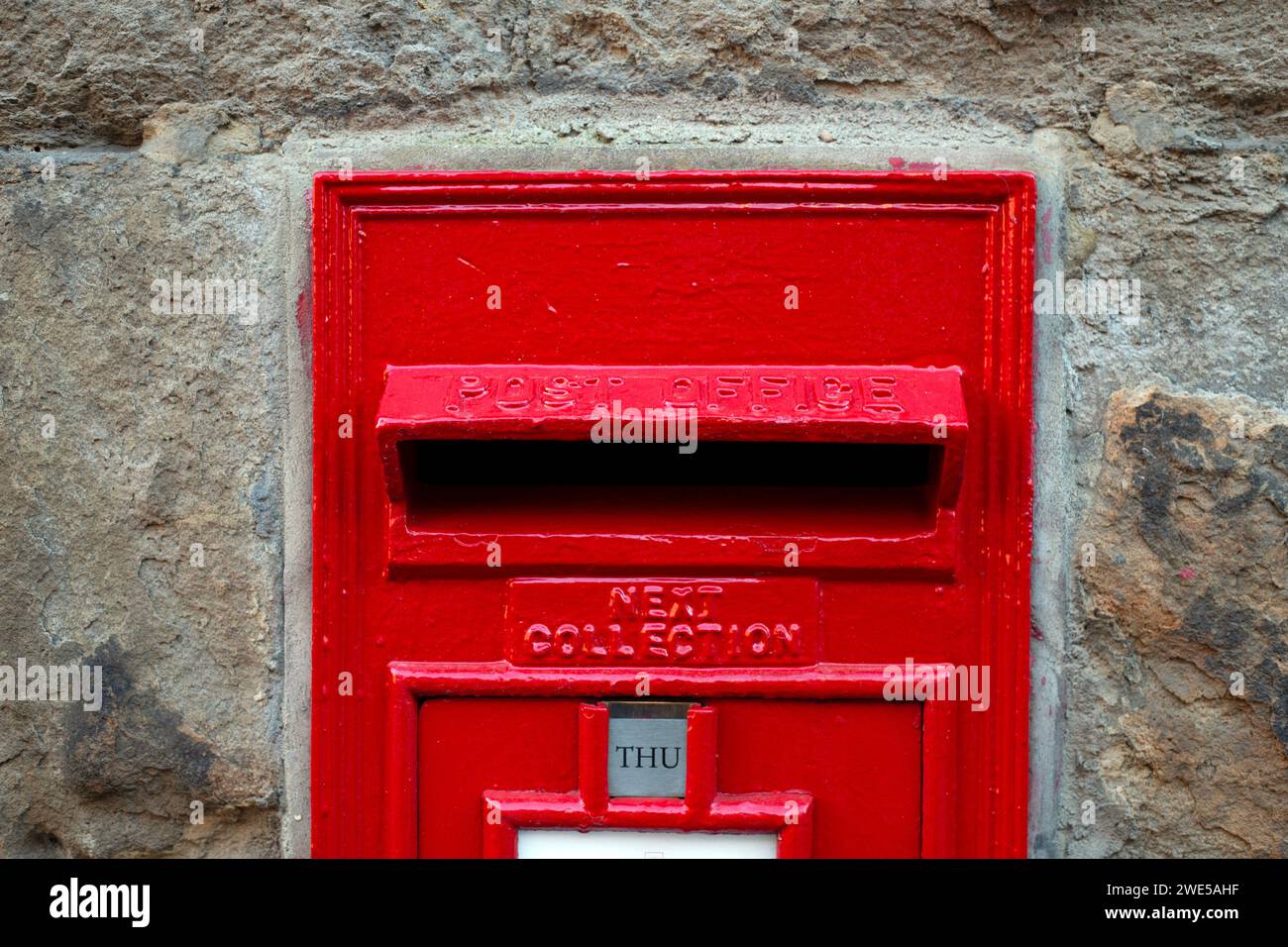 Ein Briefkasten der Post in einer Steinmauer in Durham. Stockfoto