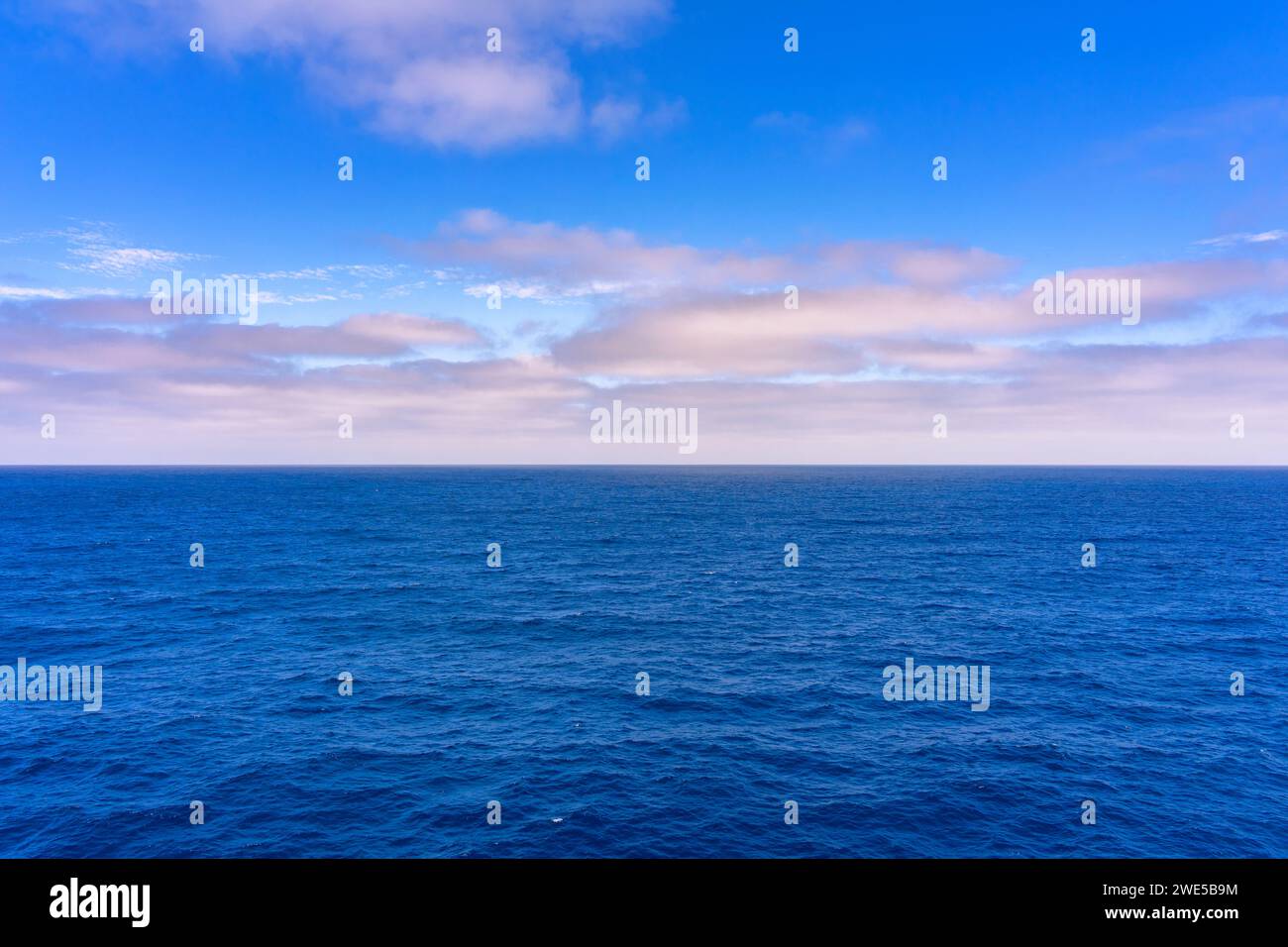 Blaues Meerwasser mit Wolken und Himmel am Horizont Stockfoto