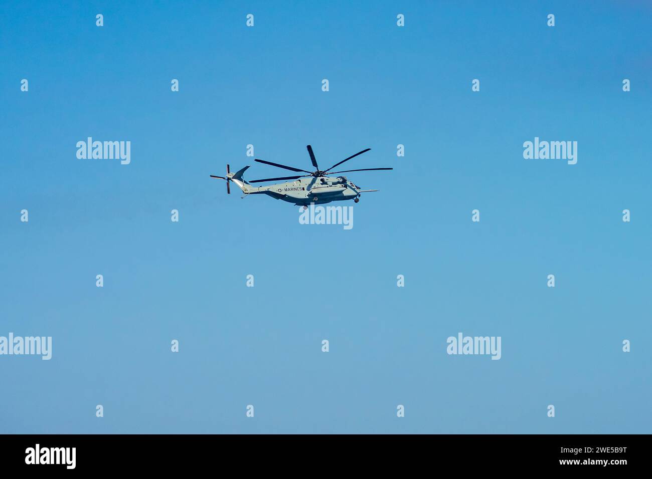 Avalon, KALIFORNIEN, USA - 13. September 2023: Ein Hubschrauber des United States Marine Corps, der in klarem blauem Himmel fliegt. Stockfoto