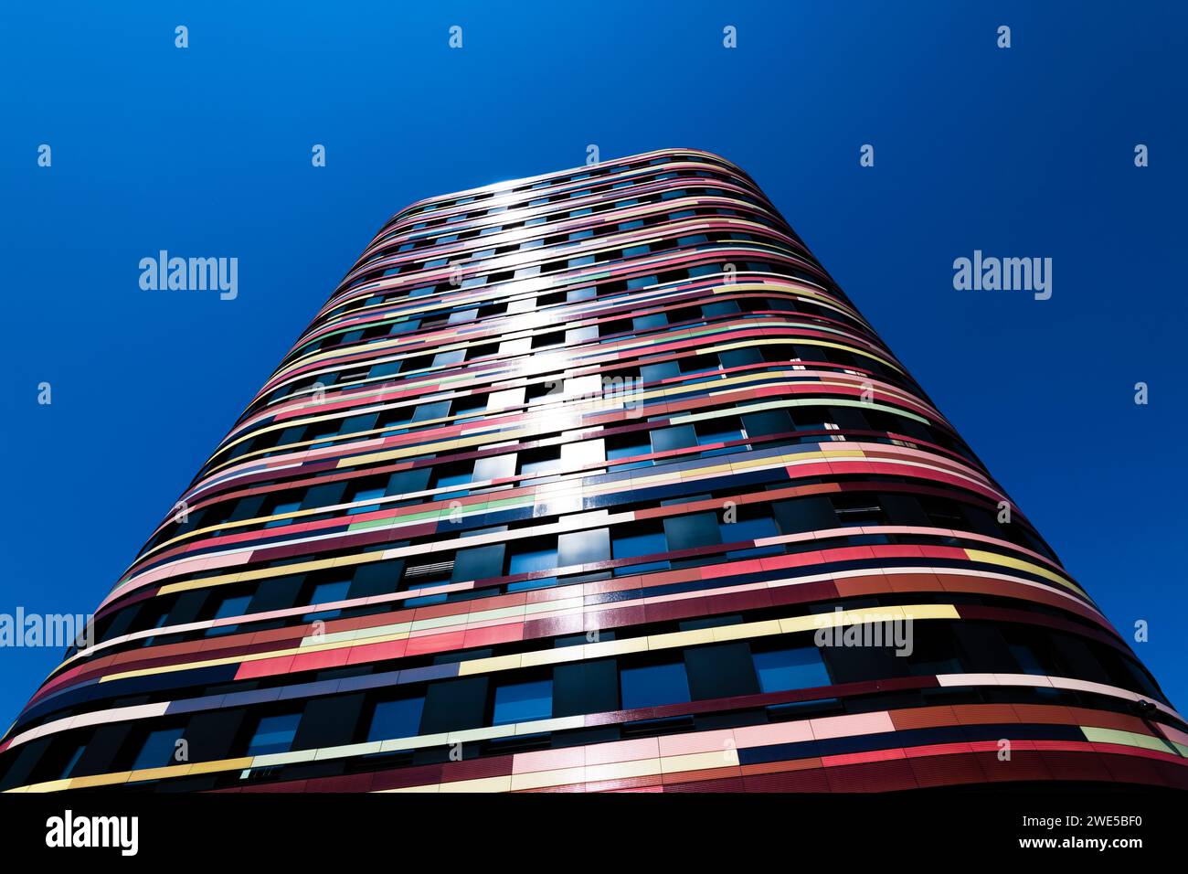 Farbenfrohes Bürohochhaus, Wilhelmsburg, Hamburg, Deutschland Stockfoto