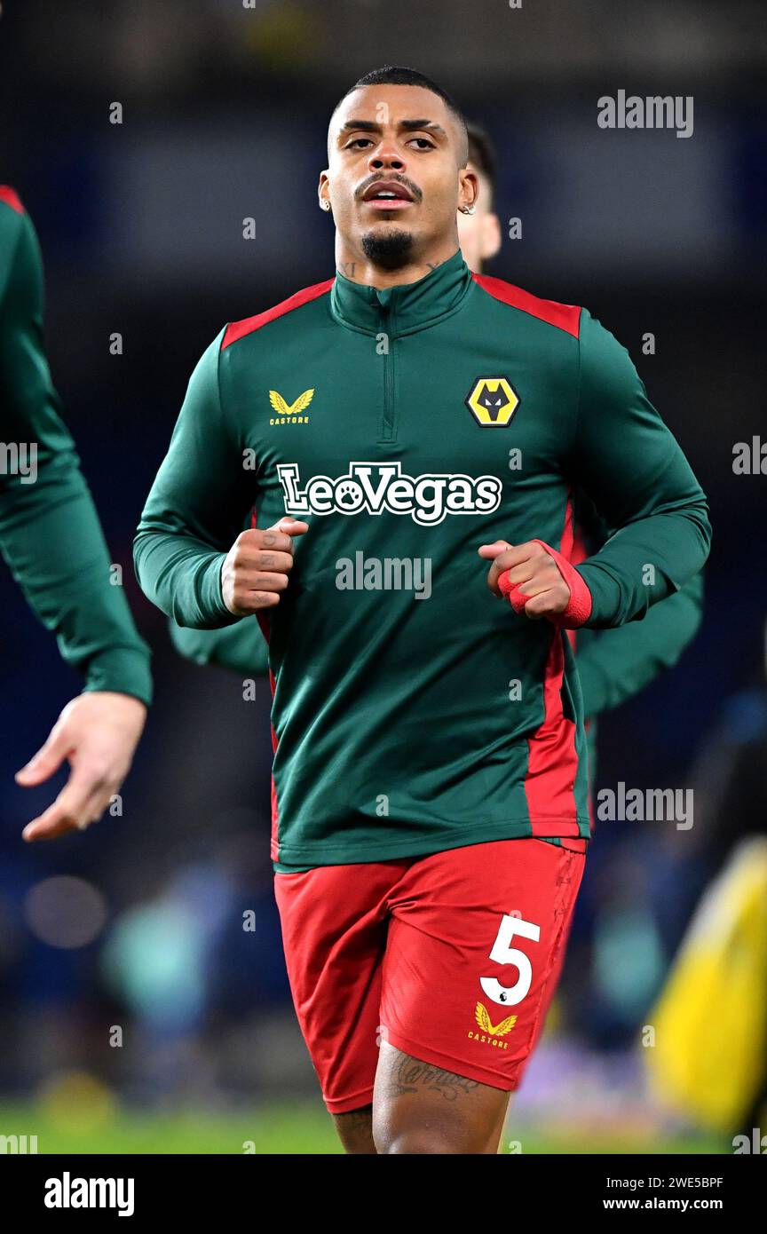 Mario Lemina von Wolves wärmt sich während des Premier League-Spiels zwischen Brighton und Hove Albion und Wolverhampton Wanderers im American Express Stadium, Brighton, UK - 22. Januar 2024 Foto Simon Dack / Telefoto Images. Nur redaktionelle Verwendung. Kein Merchandising. Für Football Images gelten Einschränkungen für FA und Premier League, inc. Keine Internet-/Mobilnutzung ohne FAPL-Lizenz. Weitere Informationen erhalten Sie bei Football Dataco Stockfoto