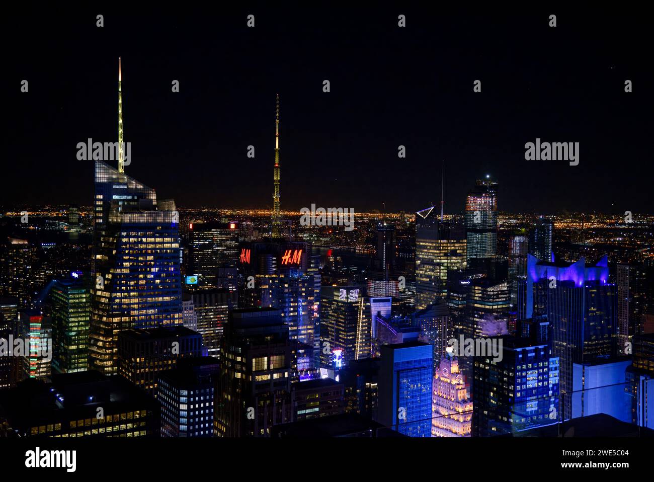 les lumières de la ville, manhattan de nuit depuis le sommet du Top of the Rock à manhattan ou l'on devine Stockfoto