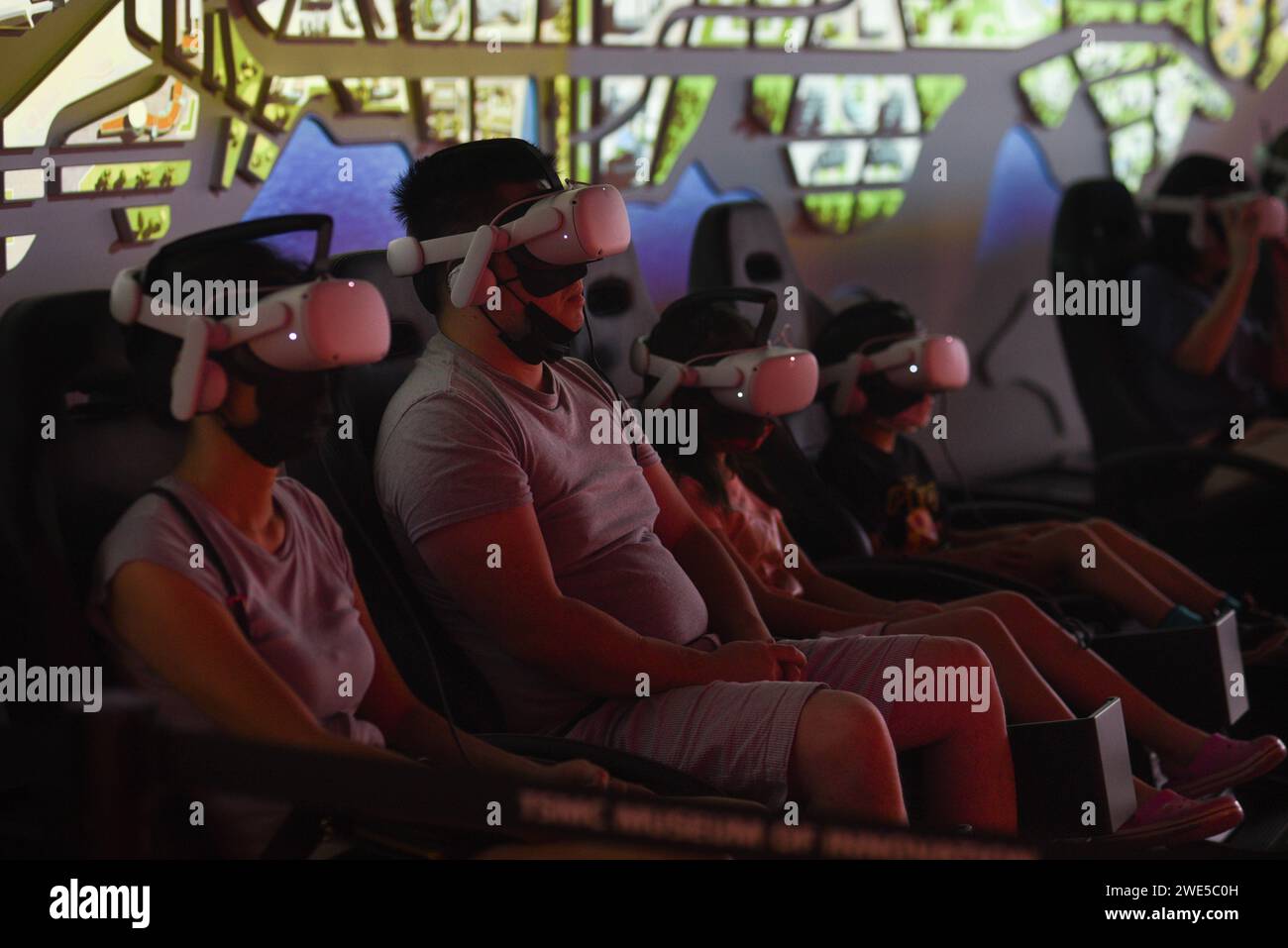 *** KEINE VERKÄUFE AN FRANZÖSISCHE MEDIEN ODER VERLAGE - RECHTE VORBEHALTEN ***06. Oktober 2023 - Hsinchu, Taiwan: Besucher nutzen ein VR-Gerät während ihres Besuchs im TSMC Museum of Innovation, das beschreibt, wie die Taiwan Semiconductor Manufacturing Company (TSMC) ihre integrierten Schaltungen und Wafer-Halbleiterbauelemente herstellt. Stockfoto